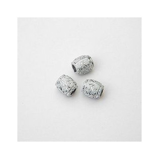 GRANI PLASTICA CON RICAMO COLORE ARGENTO  7x8  mm. CONFEZIONE DA 0,5 kg