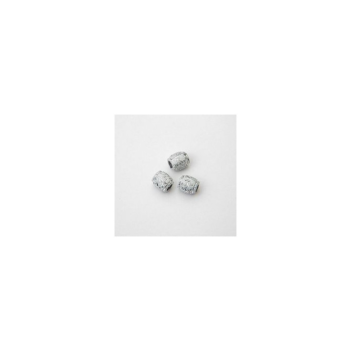 GRANI PLASTICA CON RICAMO COLORE ARGENTO  7x8  mm. CONFEZIONE DA 0,5 kg