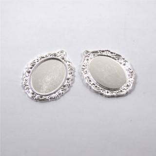 MEDAGLIA IN ZAMA ARGENTATA 30x39x2mm - interno 18x25