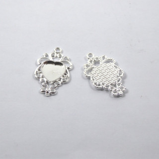 MEDAGLIA IN ZAMA ARGENTATA 28x22x2mm - interno 10x11mm