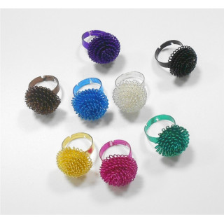 ANELLO CON MEZZA SFERA DI FILO COLORI  ASSORTITI 25 mm