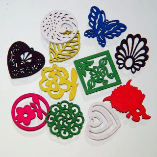 PENDENTE IN LEGNO TRAFORATO FORME E COLORI ASSORITI misure da 25 a 28 mm. Confezione da 500 PZ.