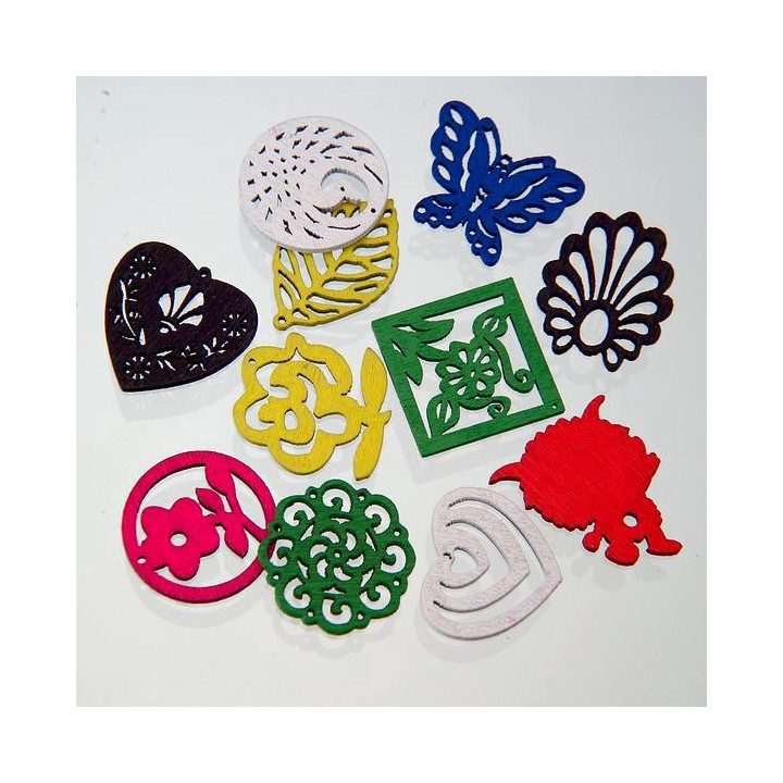 PENDENTE IN LEGNO TRAFORATO FORME E COLORI ASSORITI misure da 25 a 28 mm. Confezione da 500 PZ.