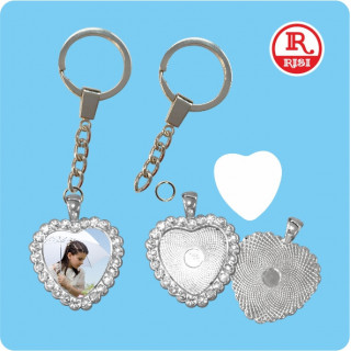 PENDENTE IN ZAMA E STRASS CUORE 35x35x3,5 mm CON CATENA E ANELLO PORTACHIAVI 30 mm