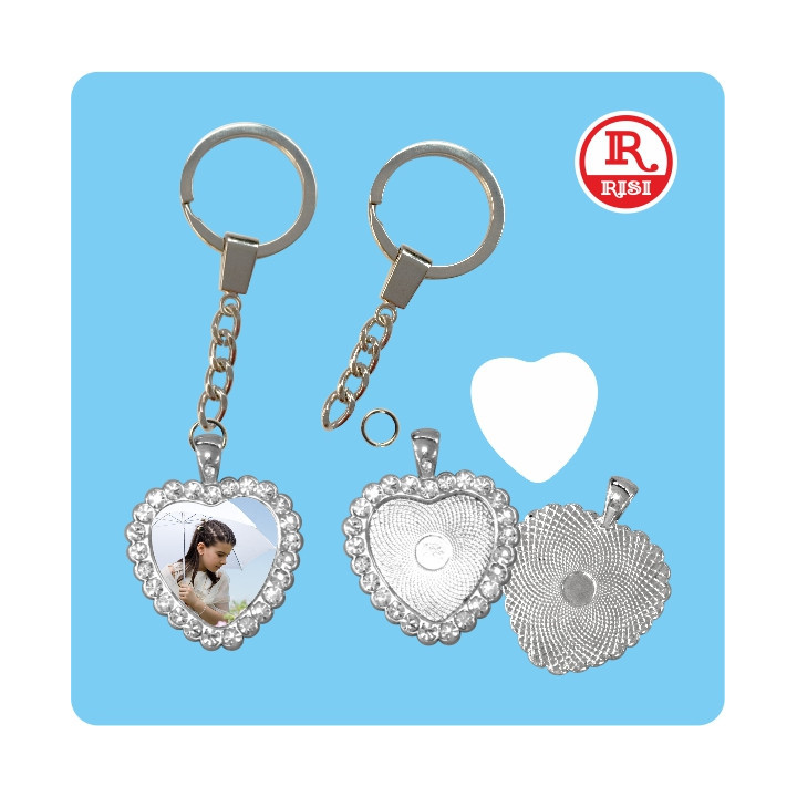 PENDENTE IN ZAMA E STRASS CUORE 35x35x3,5 mm CON CATENA E ANELLO PORTACHIAVI 30 mm
