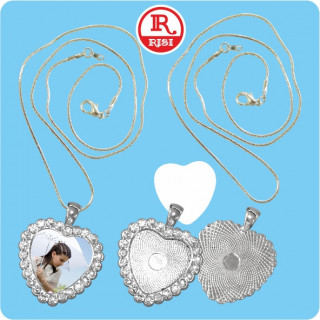 PENDENTE IN ZAMA E STRASS CUORE 35x35x3,5 mm CON CATENINA ARGENTATA 45 cm