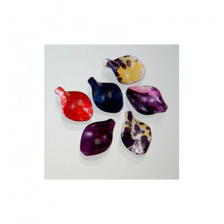 Foglia in Plastica Colori Assortiti 28x19 mm. Confezione da 0,5 KG.