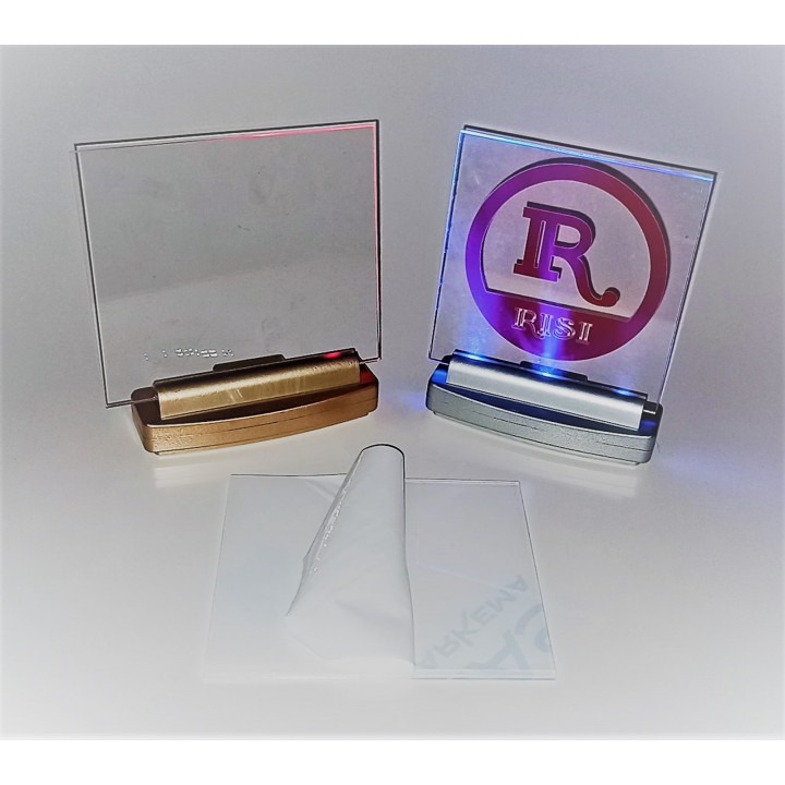 PLEXIGLASS PERSONALIZZABILE (15,5X13,5 cm)CON BASE LUMINOSA