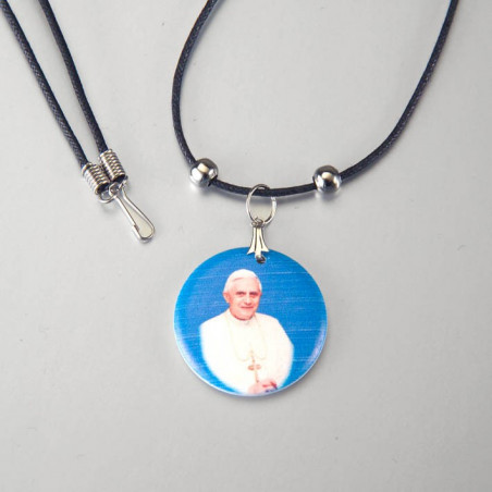 COLLONA CON PENDENTE IN LEGNO BIANCO IMMAGINE PAPA BENEDETTO