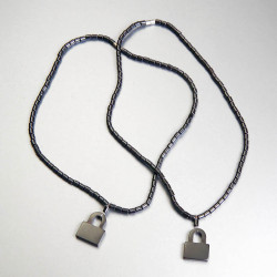 COLLANA IN EMATITE, CON CIONDOLO CON  LUCCHETTO