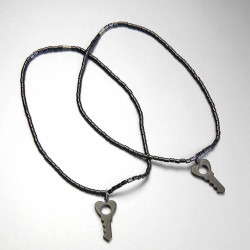 COLLANA IN EMATITE,CON CIONDOLO CON  CHIAVE mm.40