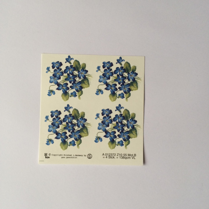 DECALCOMANIA SFONDO BIANCO CON VIOLETTE cm 5,5 x 5, CON 4 DECORI IN UN FOGLIO