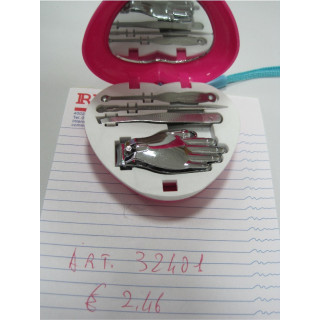 KIT MANICURE CON 4 PEZZI SCATOLA ROSSA A CUORE