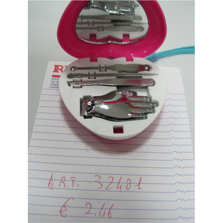 KIT MANICURE CON 4 PEZZI SCATOLA ROSSA A CUORE